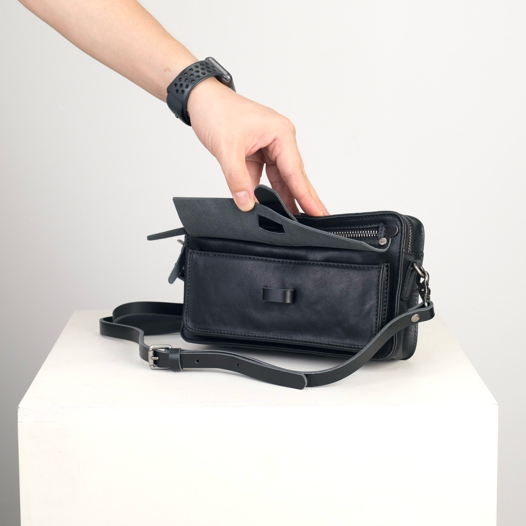Niche design for boys and girls, textured hand-shaped small square bag, tree paste cowhide vegetable tanned cowhide messenger bag side backpack - กระเป๋าแมสเซนเจอร์ - หนังแท้ สีดำ