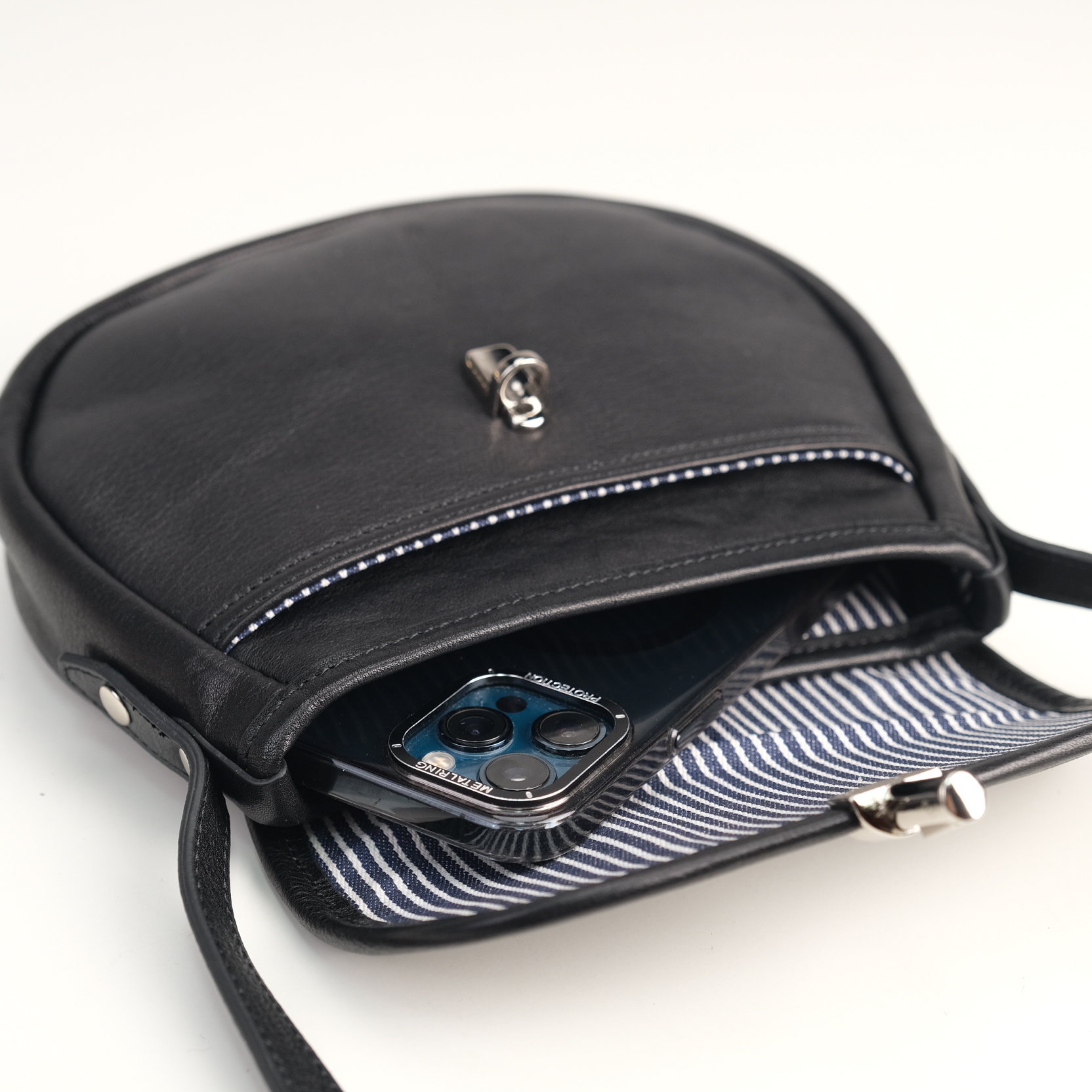2025 Spring and Summer New Niche Design Handmade Vegetable Tanned Cowhide Saddle Bag Side Bag - กระเป๋าแมสเซนเจอร์ - หนังแท้ สีดำ
